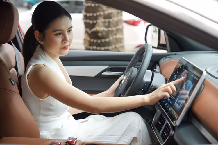 Bat ngo kha nang doi dap cua tro ly ao ViVi tren VinFast VF8 Lux-Hinh-2