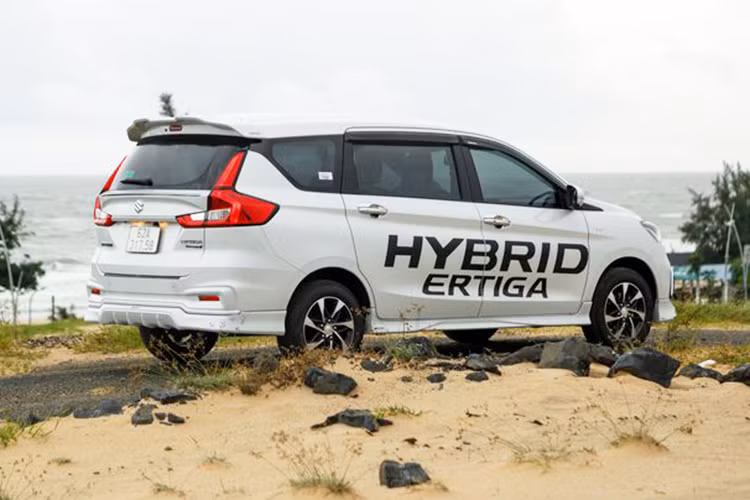 Cụ thể trong tháng 5/2024, mẫu xe MPV Suzuki Ertiga Hybrid giá rẻ được giảm tới 100% lệ phí trước bạ, 0% lãi suất trong 6 tháng và phiếu nhiên liệu 10 triệu đồng với bản AT cho khách hàng mua xe.