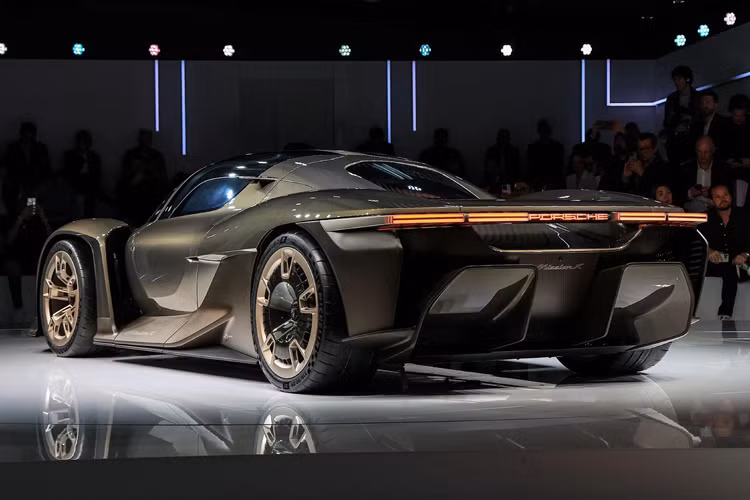 Hãy chờ đợi sự ra mắt của phiên bản hoàn thiện trong vòng 5 năm tới. Porsche cũng hứa hẹn mẫu xe tương lai đó sẽ thiết lập nên nhiều kỷ lục đáng kinh ngạc tại đường đua Nurburgring