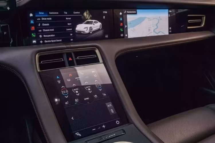 Mức giá xe Porsche Taycan của vợ chồng Đoàn Di Băng rao bán khoảng 4 tỷ đồng. Đây được coi là một mức giá hời nếu so với con số gần 8 tỷ đồng mà doanh nhân Quốc Vũ đã chi ra để tậu chiếc xe này vào thời điểm cuối năm 2021.