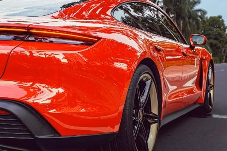 Porsche Taycan có 4 phiên bản là bản tiêu chuẩn, 4S, Turbo và Turbo S. Trong đó, phiên bản Taycan 4S được trang bị mô-tơ điện có công suất tối đa 522 mã lực cùng mô-men xoắn cực đại 640 Nm.