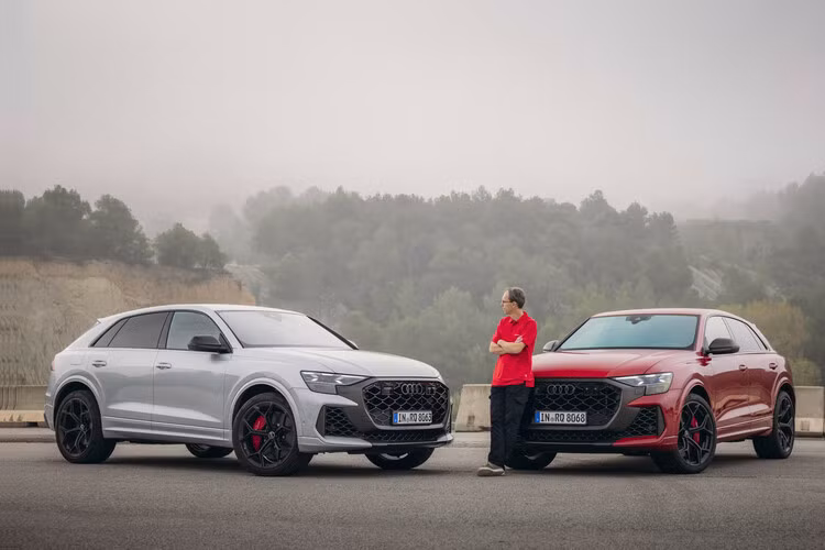 Mẫu xe SUV Audi RS Q8 Performance sở hữu hộp số Tiptronic 8 cấp và hệ dẫn động 4 bánh Quattro trứ danh cùng bộ vi sai trung tâm cơ học và hệ thống treo khí nén thích ứng có thể điều chỉnh chiều cao xe lên tới 90 mm (3,5 inch).