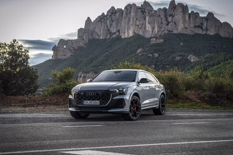 Tháng 6/2024, Audi trình làng RS Q8 Performance và được xem là mẫu xe dùng động cơ đốt trong mạnh nhất từ trước đến nay của hãng. Mẫu xe Audi RS Q8 Performance 2025 mới có động cơ V8 tăng áp kép 4.0 lít, công suất lên đến 632 mã lực và mô-men xoắn 850 Nm.
