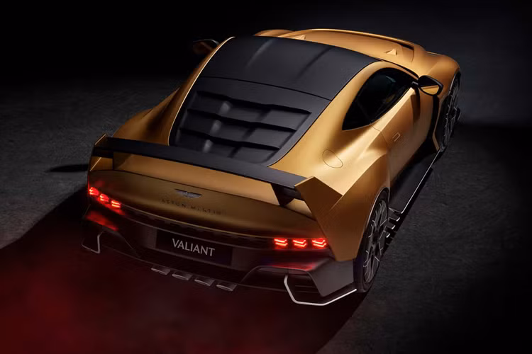 Aston Martin sẽ chỉ sản xuất 38 chiếc Valiant và mỗi chiếc đều đã có chủ. Theo tiết lộ, giá xe Aston Martin Valiant cơ bản sẽ ở mức khoảng 2 triệu bảng Anh (Khoảng 2,5 triệu Đô theo tỷ giá hiện tại).