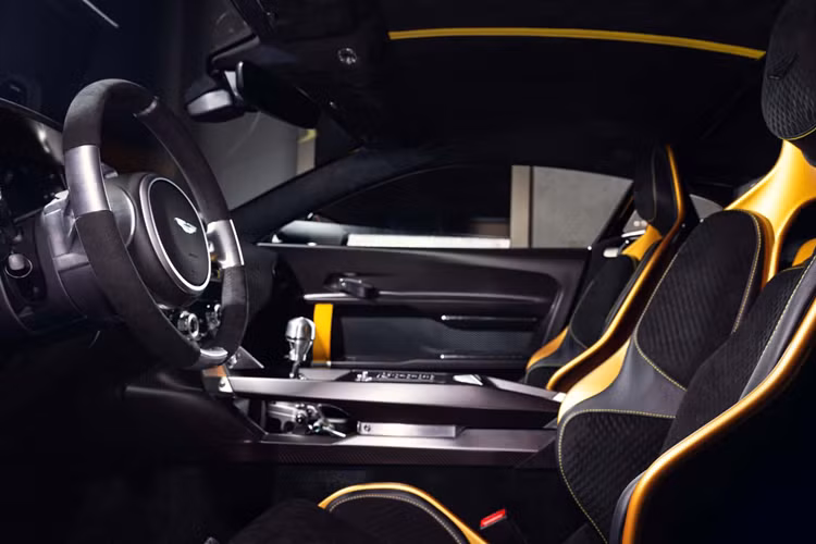 Theo người phát ngôn của Aston, mô-men xoắn không thay đổi ở mức 752 Nm, do giới hạn mô-men xoắn của hộp số. Hộp số sáu cấp là hộp số được gắn phía sau để phân bổ trọng lượng tốt hơn.