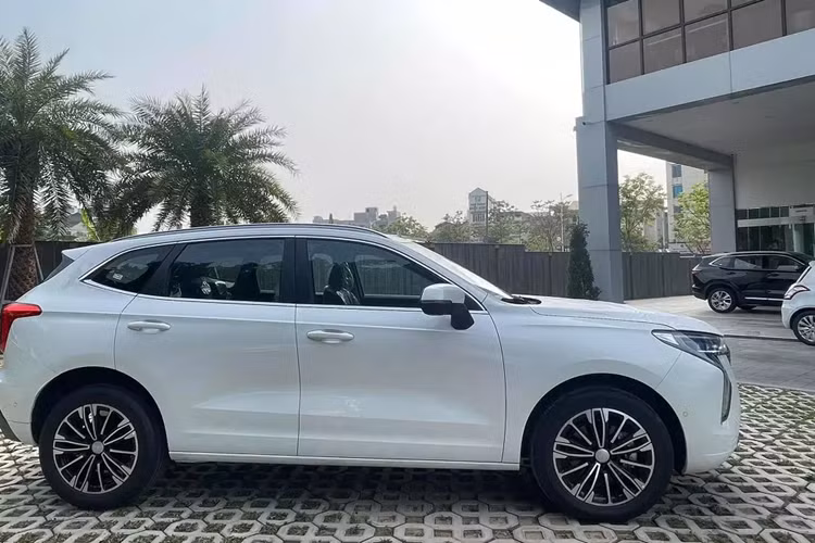 đèn pha tự động bật/tắt, gương chiếu hậu gập điện/chỉnh điện/tự động gập khi khóa cửa, ăng ten vây cá mập, vành hợp kim 17 inch và baga nóc. Trong khi đó, bản Ultra được bổ sung những trang bị như vành hợp kim 18 inch và cửa sổ trời toàn cảnh chỉnh điện.
