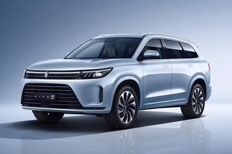 Bản này đi cùng hệ dẫn động 4 bánh. Cả hai bản đều được kết hợp cùng một động cơ xăng 1.5T và pin 38,5 kWh cho phép di chuyển hoàn toàn bằng điện trong phạm vi 200 km và phạm vi kết hợp từ 1.240 - 1.290 km, tùy thuộc vào cấu hình.