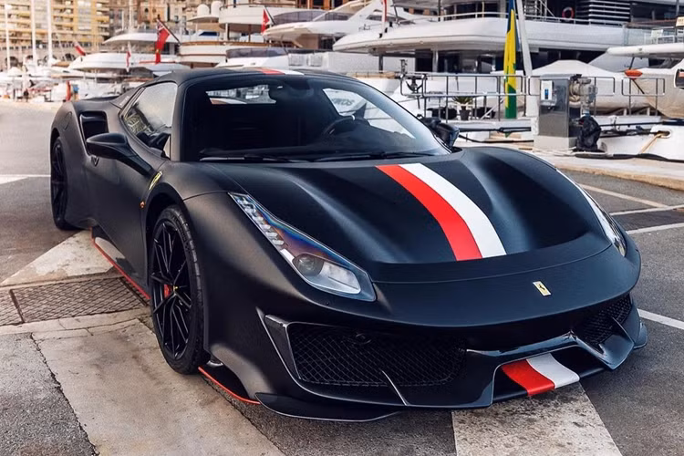 Cụ thể, chiếc Ferrari Daytona SP3 của Charles Leclerc mang màu sơn đen mờ Nero Opaco cùng họa tiết quốc kỳ Monaco chạy dọc theo chiều dài của xe. Phối màu này tương đồng với chiếc 488 Pista Spider mà anh đang sở hữu.