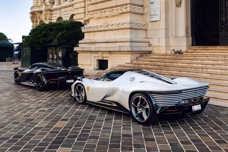 Vào mùa giải 2025, tay đua 7 lần vô địch Lewis Hamilton sẽ gia nhập đội đua Scuderia Ferrari, thay thế cho Carlos Sainz. Rất có thể Ferrari sẽ cung cấp cho tay đua người Anh nhiều mẫu xe hàng hiếm khác của thương hiệu.