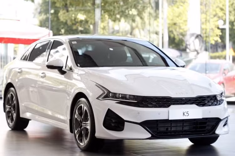 Cung cấp sức mạnh cho Kia K5 là 2 tùy chọn động cơ. Bản Luxury và Premium được trang bị động cơ xăng 2.0 MPI cho công suất 150 mã lực và mô-men xoắn 192 Nm. Động cơ đi cùng hộp số tự động 6 cấp và hệ dẫn động cầu trước.