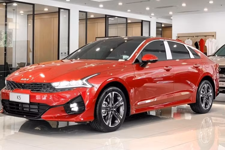Xe chỉ có các trang bị cơ bản như: ABS, cân bằng điện tử, hỗ trợ khởi hành ngang dốc, cảm biến đỗ xe, cảnh báo áp suất lốp, cảnh báo điểm mù, hiển thị điểm mù trên bảng đồng hồ, camera toàn cảnh và hệ thống 6 túi khí.