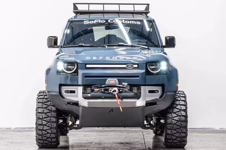 Land Rover Defender độ Apocalypse hoang dã và cá tính hơn. Land Rover Defender 110 đã được nâng cao 9 inch (228 mm) mà không ảnh hưởng đến tính năng của hệ thống treo khí nén có thể điều chỉnh.