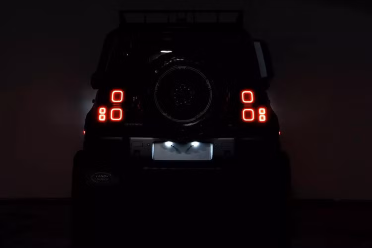 Khoảng sáng gầm tăng đáng kể đã khiến Defender trông giống như chiếc xe tải Tonka thực tế, chiếc Land Rover ấn tượng này được trang bị các bộ phận nâng cấp như tấm chắn dưới xe, bộ tời phía trước, bậc lên xuống, giá nóc và bánh xe 5 chấu màu đồng kết hợp bộ lốp đa địa hình.