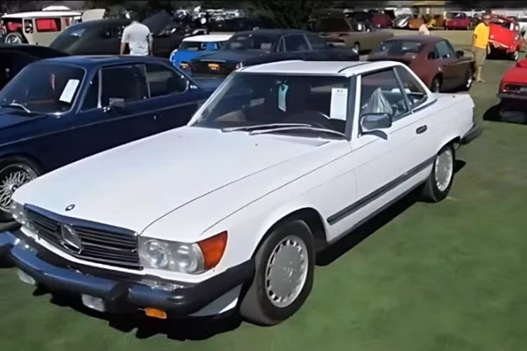  Mercedes-Benz Vào những năm 90, Tyson bắt đầu nổi tiếng hơn và kết bạn được với nhiều ngôi sao showbiz. Trong đó có Tupac Shakur là người truyền cảm hứng rất nhiều cho Tyson về xe cộ. Sau đó, võ sĩ thép lần lượt bổ sung vào bộ sưu tập những chiếc xe hạng sang của Mercedes như SL-Class 560SL hay 500 SL.