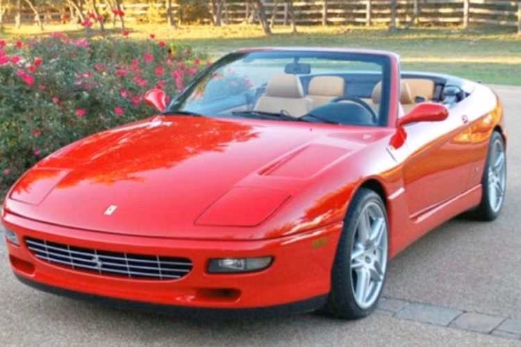  Ferrari Sau khi đánh bại Frank Bruno và giành danh hiệu vô địch WBC vào năm 1995, Tyson đã không ngần ngại chi tiền mua một lúc hai chiếc siêu xe Ferrari là F50 và 456 GT Spyder. Ở thời điểm đó, Ferrari chỉ sản xuất đúng hai chiếc 456 GT Spyder, trong đó một chiếc là của Tyson và một chiếc còn lại thuộc về Quốc vương của Brunei.
