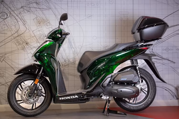Theo tìm hiểu, lô xe Honda SH Vetro 2024 mới hiện đã có mặt tại Việt Nam, chờ ngày tung ra thị trường. Xe về nước theo diện nhập khẩu tư nhân bởi một công ty có trụ sở ở TP HCM. Hiện giá bán chính thức của mẫu xe này vẫn chưa được hé lộ.