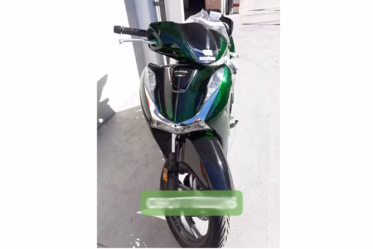 Tuy nhiên, thông tin từ tư vấn bán hàng cho biết Honda SH Vetro 2024 về Việt Nam có 2 phiên bản là 125i và 150i, với giá bán từ hơn 190 triệu đồng đến hơn 240 triệu đồng. Honda SH Vetro được lấy cảm hứng thiết kế từ Honda Sky - mẫu xe ga 50 phân khối sản xuất tại nhà máy của Honda ở Atessa, Ý, ra đời vào năm 1996.