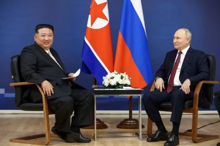 Bên cạnh đó là những chi tiết mạ crôm sáng bóng và cụm đèn hậu LED nằm ngang, được chia thành 2 tầng. Bên trong xe limousine phục vụ người đứng đầu điện Kremlin là không gian nội thất sang trọng với ghế bọc da cùng những chi tiết ốp gỗ và ốp kim loại để trang trí.