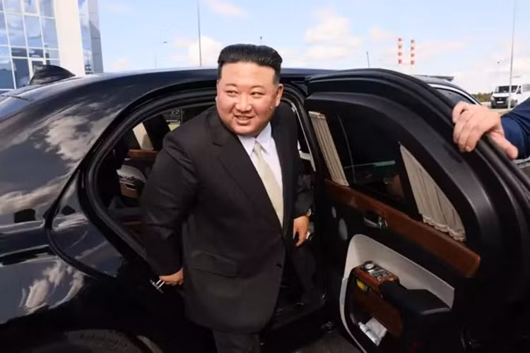 Nhà lãnh đạo Triều Tiên còn được ngồi trải nghiệm trên chiếc xe được mệnh danh "Rolls-Royce Phantom của người Nga" này. Mới đây, ông Putin đã gửi tặng một chiếc Aurus Senat Limousine cho ông Kim. Theo tờ AP, bà Kim Yo Jong, em gái của ông Kim, đã nhận chiếc xe này vào hôm 18/2/2024 vừa qua.