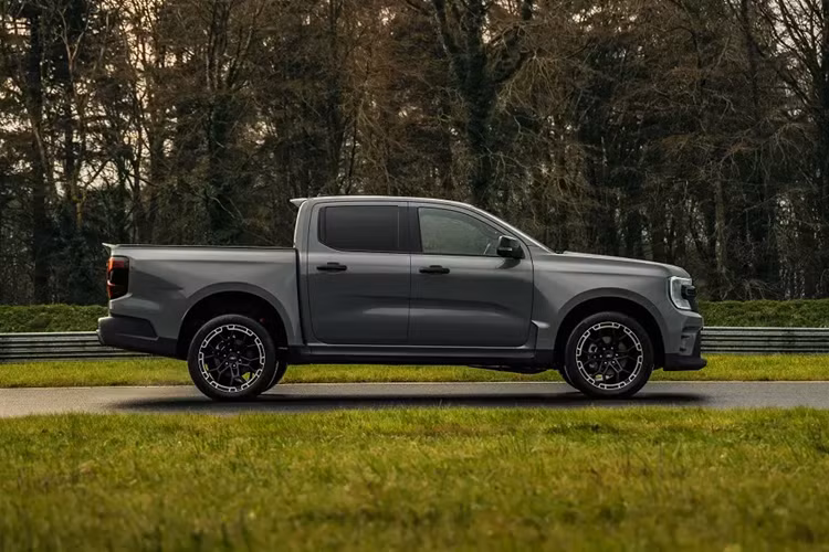 Theo một số nguồn tin, Ford Ranger MS-RT ở thị trường Thái Lan sẽ được giữ lại những tính năng trợ lái ADAS như phanh khẩn cấp tự động trước/sau, hệ thống kiểm soát hành trình thích ứng, hỗ trợ đưa xe vào giữa làn đường, hỗ trợ đánh lái tránh va chạm, cảnh báo điểm mù và cảnh báo phương tiện cắt ngang khi lùi với tự động phanh. 7 túi khí và hệ thống cân bằng điện tử cũng được trang bị cho xe.