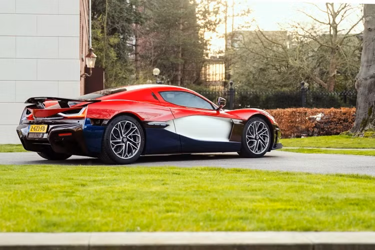 Chiếc Rimac Nevera này có số thứ tự thứ 24 trong tổng số 150 chiếc sẽ được sản xuất. Mức giá khởi điểm của mẫu hypercar thuần điện này khoảng 2,2 triệu USD. Công nghệ động cơ điện của Rimac sẽ được ứng dụng trong việc chế tạo các mẫu xe Bugatti mới với động cơ V16 thông qua liên doanh Bugatti Rimac.