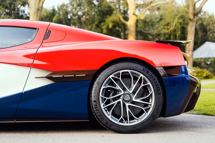 Siêu xe điện Rimac Nevera được trang bị 4 động cơ điện riêng biệt tại mỗi bánh, giúp chiếc xe đạt công suất tối đa lên đến 1.914 mã lực và mô-men xoắn 2.340 Nm. Đi kèm là bộ pin có dung lượng 120 kWh, cho phép di chuyển quãng đường 489 km trong một chu kỳ sạc.