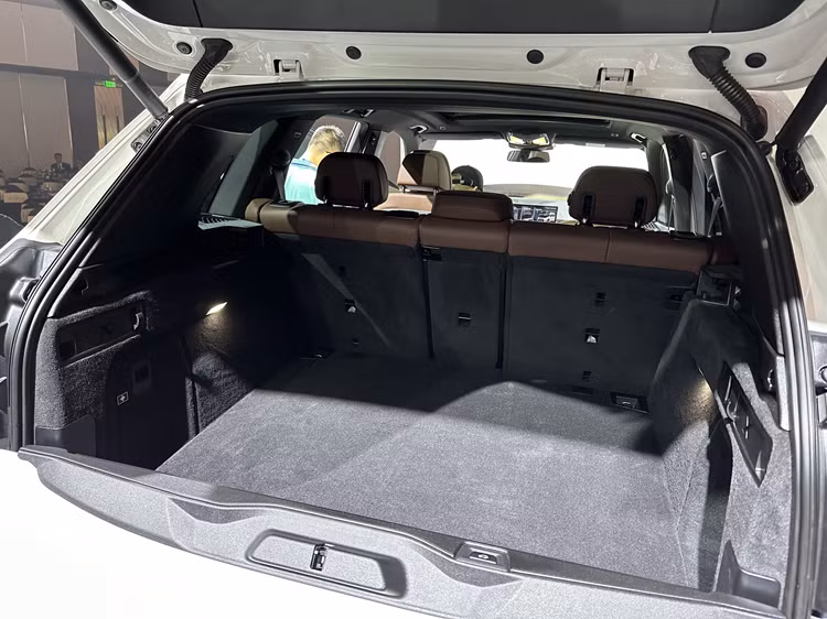 Cả hai phiên bản của BMW X5 đều được trang bị hệ truyền động mild hybrid mới, bao gồm động cơ xăng 6 xi-lanh thẳng hàng, dung tích 3.0L, kết hợp với mô-tơ điện tích hợp vào hộp số Steptronic Sport 8 cấp.