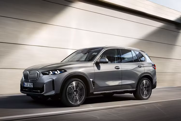 Theo công bố của nhà phân phối THACO, trong tháng 6 này, 4 dòng xe sang BMW, bao gồm 5-Series, 4-Series, 8-Series và X5, sẽ được hỗ trợ 50% lệ phí trước bạ. Trong đó, BMW X5 được khuyến mãi ở cả 2 phiên bản M Sport và X Line.