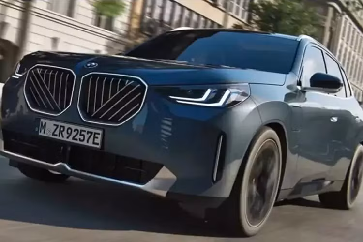 Nằm bên dưới nắp ca-pô của BMW X3 2025 là 2 tùy chọn động cơ. Đầu tiên là động cơ xăng 4 xi-lanh, tăng áp, dung tích 2.0L với sự hỗ trợ của công nghệ mild hybrid. Động cơ này cho công suất tối đa 255 mã lực và mô-men xoắn cực đại 400 Nm. So với phiên bản cũ, động cơ mạnh hơn 7 mã lực và 50 Nm.
