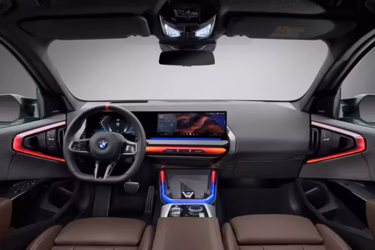 Màn hình này dùng hệ điều hành OS9 của hãng BMW, mang đến khả năng cập nhật phần mềm qua Wifi, định vị dẫn đường thực tế ảo và cho phép người dùng truy cập các ứng dụng nghe nhạc, phát video, chơi điện tử, đọc tin tức,...
