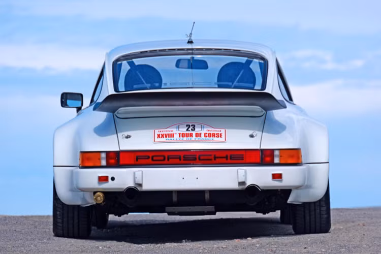 Chiếc Porsche 911 SC/RS đang rao bán này không phải là chiếc xe thành công nhất trong số 21 chiếc, nhưng đây vẫn là một phần lịch sử tuyệt vời của Porsche RS và hiện chiếc xe đang được tìm chủ sở hữu mới thông qua trang đấu giá online.