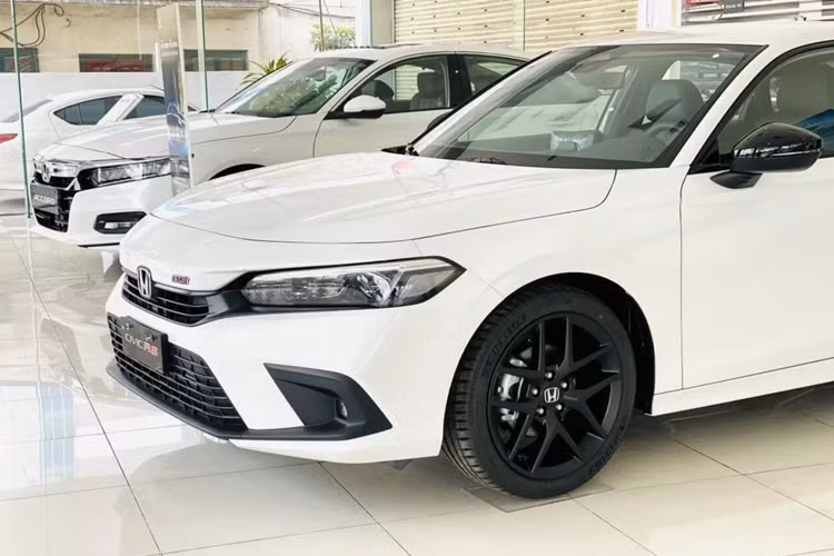 Trong phân khúc sedan hạng C, Honda Civic không có lợi thế cạnh tranh về mặt giá bán.