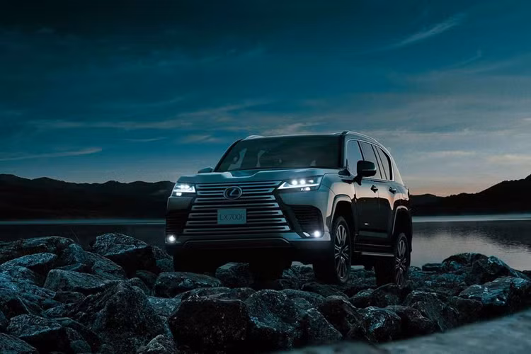 Mặc dù Lexus không tiết lộ công suất đầu ra, nhưng theo chuyên gia nhận định động cơ hybrid V6 tăng áp kép này cùng loại với động cơ trên mẫu xe bán tải hybrid Tundra tại thị trường Hoa Kỳ.