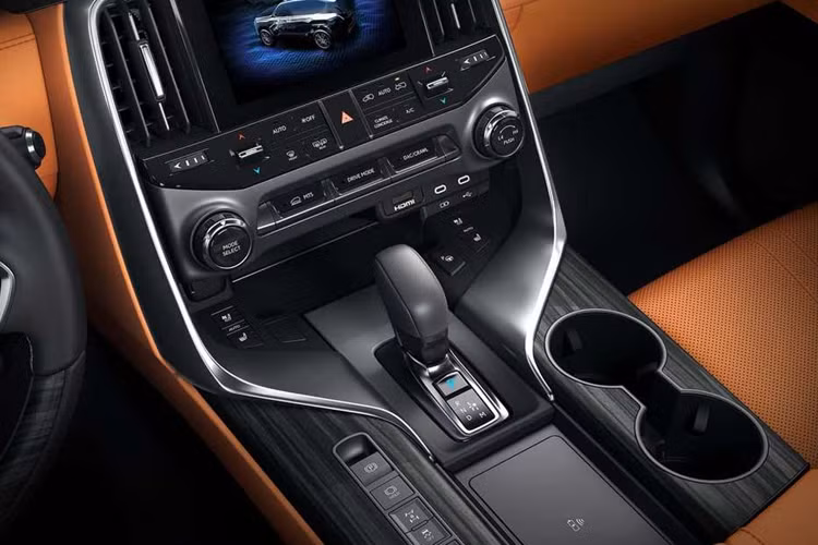 Tương tự như Lexus GX mới, LX hiện có thêm phiên bản Overtrail mạnh mẽ hơn. Phiên bản off-road này có cấu hình năm chỗ ngồi với bộ vi sai khóa trước và sau, bánh xe 18 inch mới được bọc trong lốp địa hình và bình nhiên liệu phụ 30 lít.