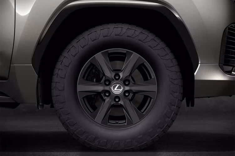 Tất cả các biến thể của mẫu Lexus LX 2025 đều nhận được các bản cập nhật công nghệ như cụm đồng hồ kỹ thuật số 12,3 inch, khung gầm gia cố cho xe hybrid và hệ thống treo thích ứng được sửa đổi.