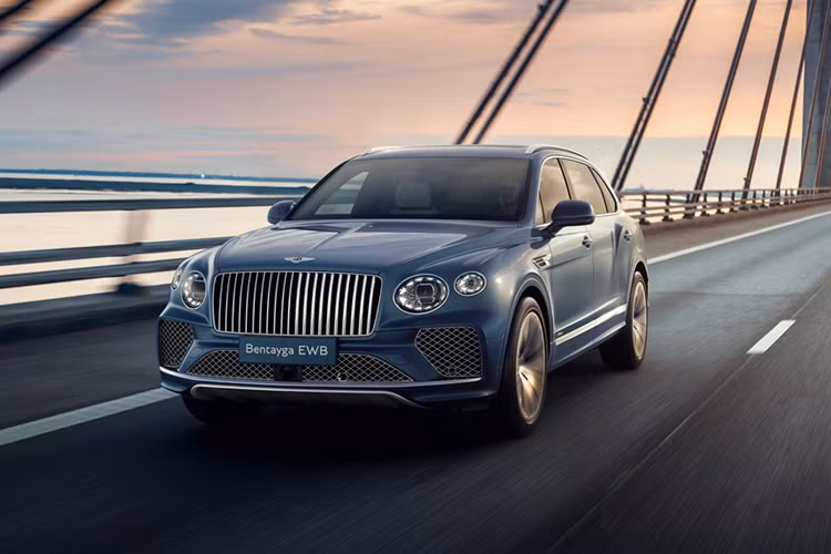 Hiện Bentley Việt Nam chưa công bố giá xe Bentayga China EWB, bởi còn tùy thuộc vào các chi tiết cá nhân hóa của khách. Giá của Bentayga bản trục cơ sở dài EWB tiêu chuẩn từ 19,767 tỷ đồng. Bentley Bentayga EWB sở hữu kích thước tổng thể dài x rộng x cao lần lượt là 5.305 x 2.222 x 1.739 mm.