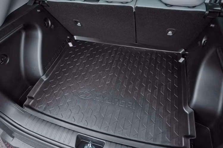 Dù được cải tiến đáng kể về thiết kế nhưng động cơ của Hyundai Kona vẫn được giữ nguyên giống với phiên bản Kona Electric tiêu chuẩn. Cung cấp sức mạnh cho xe là mô-tơ điện có công suất tối đa khoảng 204 mã lực. Ngoài ra, xe còn sở hữu cụm pin có dung lượng 64,8 kWh, mang đến phạm vi di chuyển khoảng 410 km.