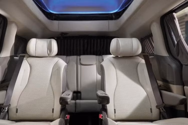 Chưa hết, Kia Carnival Hi-Limousine còn sở hữu hệ thống lọc khí tích hợp mặc định, rèm cửa bên và sau, Cruise Control thông minh ứng dụng bản đồ định vị, Hỗ trợ lái rảnh tay trên cao tốc, Cảnh báo người ngồi sau ra khỏi xe thiếu an toàn, Cảnh báo điểm mù và Hỗ trợ phanh tránh va chạm trước.