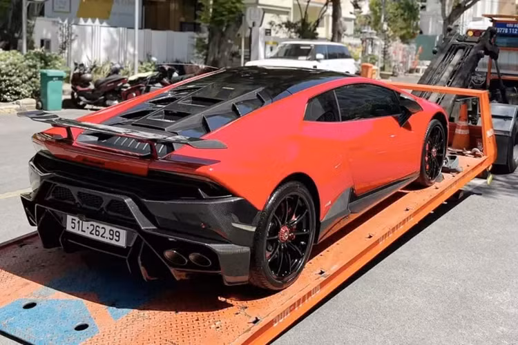 Đây không chỉ là chiếc siêu xe Lamborghini Huracan LP610-4 có số đồng hồ công tơ mét thấp nhất đang được rao bán trên thị trường, mà còn sở hữu bản độ khủng nhất, quan trọng, siêu bò chỉ mới qua đúng 1 đời chủ, và đó là vợ chồng Đoàn Di Băng, 1 hot mom khá nổi tiếng.