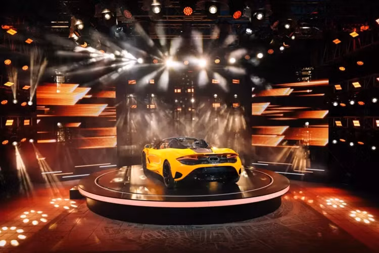 Vì là bản mui trần, nên chiếc xe McLaren 750S Spider này sẽ có lợi thế so với McLaren 750S của đại gia tài chính mua trước đó chính là việc chỉ cần 11 giây, chủ xe đã có thể mở hoặc đóng mui xe, ngay cả khi lăn bánh chiếc xe này vẫn có thể mở mui nhưng tốc độ được yêu cầu dưới 50 km/h.