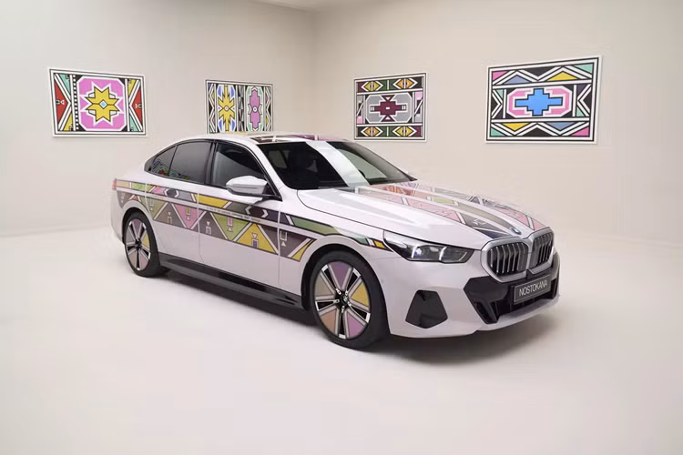 Khi BMW lần đầu hé lộ về công nghệ sơn đổi màu E Ink (mực in điện tử) tại triển lãm công nghệ CES 2022, mặc dù rất thú vị nhưng khả năng đổi màu vẫn chỉ dừng lại ở mức cơ bản - nhưng với chiếc BMW i5 Flow Nostokana đặc biệt này thì hoàn toàn khác.
