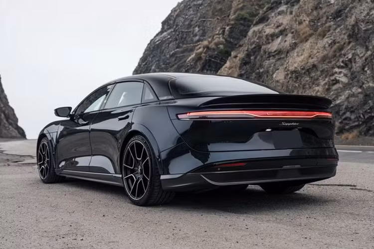 Với những thông số ấn tượng kể trên, Lucid Air Sapphire thậm chí còn vượt mặt cả mẫu siêu xe nổi tiếng Bugatti Chiron về khả năng tăng tốc.