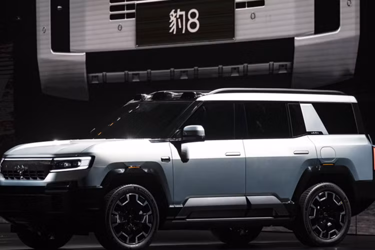Fang Cheng Bao là thương hiệu xe địa hình hạng sang thuộc tập đoàn BYD. SUV cỡ lớn Leopard 8 là mẫu xe thứ hai của thương hiệu này, dự kiến ra mắt vào cuối năm nay với giá 500.000 nhân dân tệ (71.000 đô la Mỹ). Kích thước dài x rộng x cao của xe lần lượt là 5195/1994/1875 mm, đi kèm chiều dài cơ sở là 2920 mm.