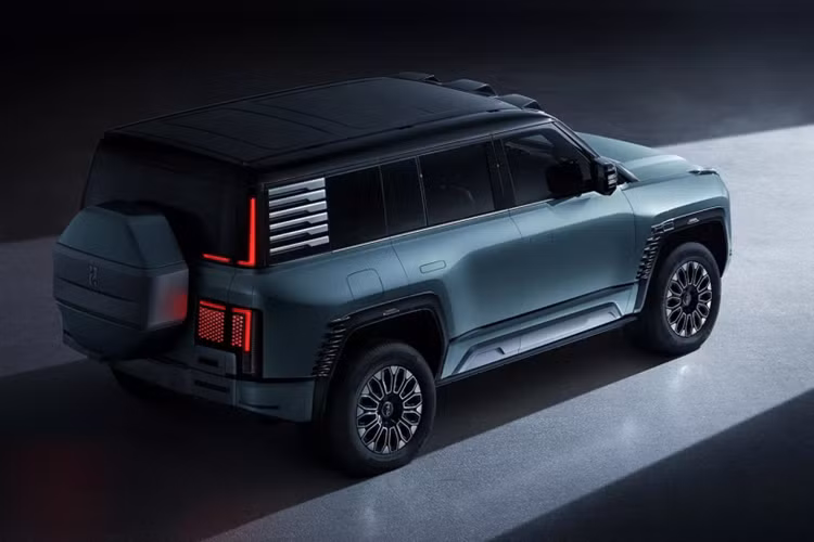 Leopard 8 sẽ là một trong những mẫu SUV off-road mạnh mẽ nhất hiện nay. Dưới nắp capo của mẫu xe này là hệ truyền động hybrid bao gồm máy xăng 2.0L Turbo với công suất cực đại 272 mã lực đi kèm hai động cơ điện đặt ở trục trước và sau, công suất lần lượt là 200 kW và 300 kW.