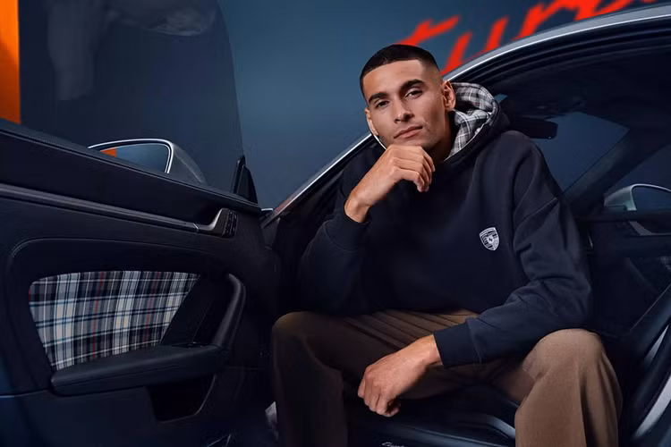 Để kỷ niệm 50 năm ra đời 911 Turbo, Porsche Design đã tung ra bộ sưu tập quần áo và phụ kiện với sự tái hiện họa tiết kẻ sọc cổ điển theo phong cách hiện đại.