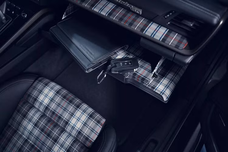 Một chiếc xe đặc biệt đáng chú ý trong thời kỳ này là chiếc 911 Turbo No.1, được tặng cho Louise Piëch nhân dịp sinh nhật lần thứ 70 của bà. Sự kết hợp độc đáo giữa ngoại thất màu bạc và nội thất màu đỏ gạch của chiếc xe này, được tạo điểm nhấn bằng vải kẻ sọc McLaughlin, sau này đã truyền cảm hứng cho thiết kế của chiếc kính mát Porsche Design phiên bản giới hạn.