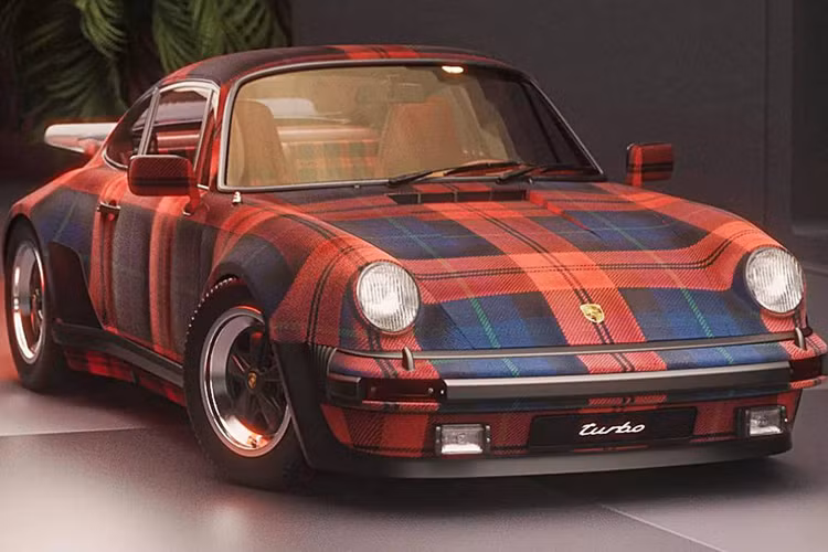 Năm 2024 đánh dấu một cột mốc quan trọng đối với Porsche 911 Turbo huyền thoại khi đã ra đời cách đây đúng 50 năm. Để kỷ niệm dịp đặc biệt này, hãng xe Đức cho giới thiệu bộ sưu tập thời trang và phong cách sống lấy cảm hứng từ một đặc điểm nổi bật trong di sản của 911 Turbo, đó là nội thất bọc vải kẻ sọc với họa tiết caro của vải tartan.