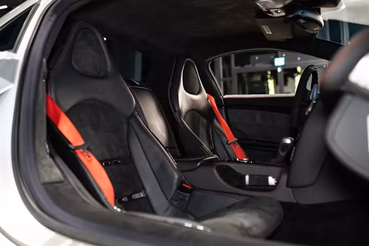 Giống như SLR McLaren thông thường, 722 Edition sử dụng động cơ V8 tăng áp 5,4 lít nhưng thay vì sản sinh công suất 617 mã lực và mô-men xoắn 780 Nm, mẫu xe lại sản sinh công suất 641 mã lực và mô-men xoắn 820 Nm.