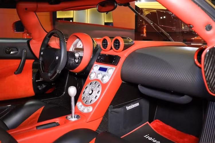 Một chi tiết khác cũng sẽ khiến không ít người bất ngờ đó chính là hầu hết xe Koenigsegg đều là con lai giữa Coupe và mui trần, CCX cũng không ngoại lệ. Phần mui xe trên Koenigsegg CCX được tháo lắp hoàn toàn bằng tay và được đặt phía trước khoang hành lý của xe.