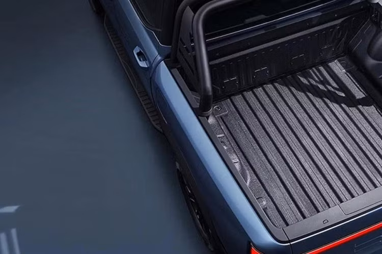 Các trang bị chi tiết hơn của chiếc xe bán tải điện BYD Shark sẽ phải đợi đến lúc nó ra mắt. Về sức mạnh, chiếc xe bán tải điện BYD Shark dựa trên nền tảng địa hình siêu hybrid DMO của BYD.